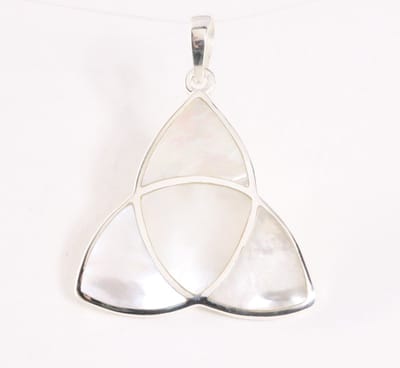 Zilveren triquetra hanger met parelmoer
