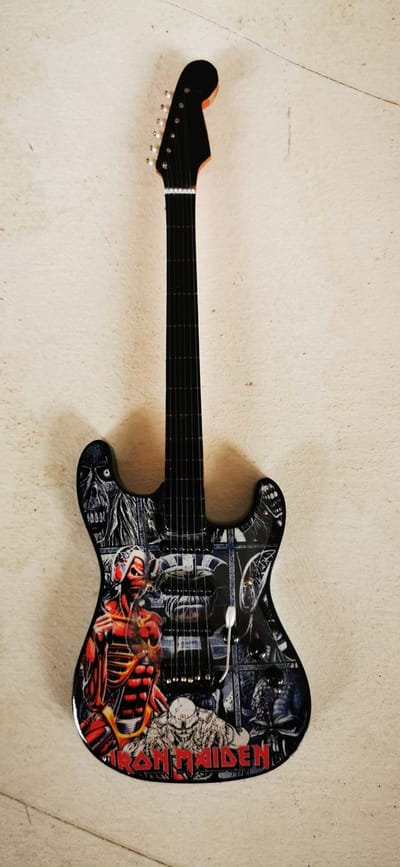 Iron Maiden Miniatuur Gitaar Cyborg Eddie Collage – Houten Heavy Metal Decoratie met Standaard – Luxe Strat Model Rock Merchandise – 25 cm Hoog – Uniek Muziek Cadeau