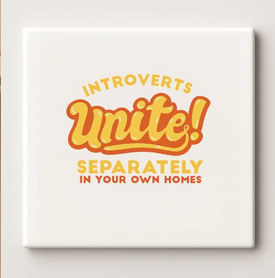 Introverts Unite Tegel 15x15cm – Grappige Citaat Keramische Wandtegel, “Apart in je eigen huis”, Leuk Cadeau voor Introverten en Kantoor Decoratie