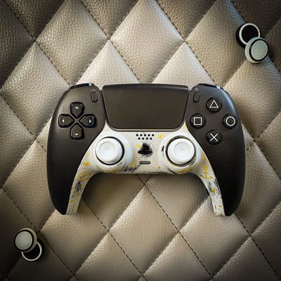 Afslag11 . Custom controller behuizing faceplate - geschikt voor de Playstation 5 controller - 'Bad Karma'