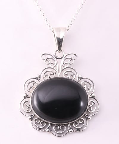 Grote opengewerkte zilveren hanger met onyx aan ketting
