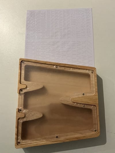SPAARPOT HOUT LETTER W