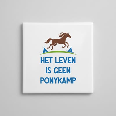 Grappige 15×15 cm Keramische Tegel – “Het Leven Is Geen Ponykamp” Paardenkamp Quote Humoristische Wanddecoratie