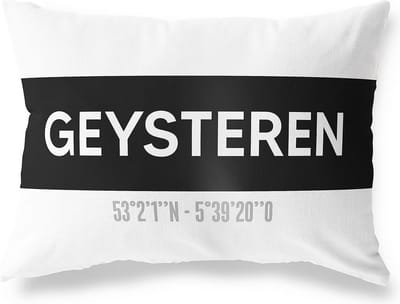 Tuinkussen GEYSTEREN - LIMBURG met coördinaten - Buitenkussen - Bootkussen - Weerbestendig - Jouw Plaats - Studio216 - Modern - Zwart-Wit - 50x30cm