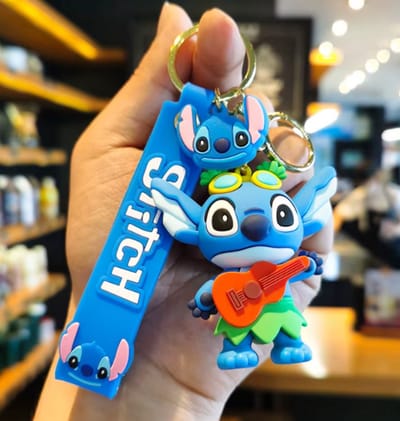 Pradeo - Alternatieve Sleutelhanger Van Stitch - Disney - Blauwe Stitch Met Gitaar - Hard Siliconen - Cadeau Voor Volwassenen en Kinderen - Geschenk Voor Verjaardagen en Feestdagen - Cadeautje Voor Hem & Haar - Key Chain