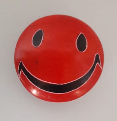 Nog meer sfeer in uw woonomgeving met deze prachtig handgemaakte smiley! Een bijzondere smiley gemaakt van speksteen, een zachte natuursteen. Vind een gezellig plekje in je huis, serre/tuinkamer of in de werkkamer. Voor uzelf of Bestel Een Kado.