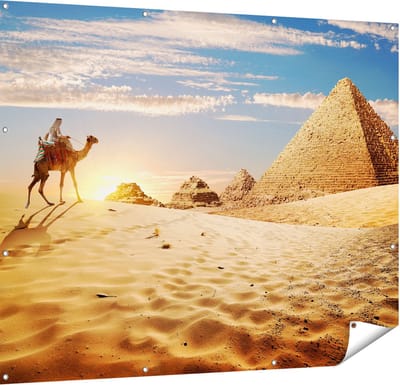 Gards Tuinposter Egyptische Piramides met een Kameel - 150x120 cm - Tuindoek - Tuindecoratie - Wanddecoratie buiten - Tuinschilderij