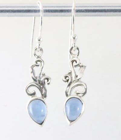 Fijne zilveren oorbellen met blauwe chalcedoon