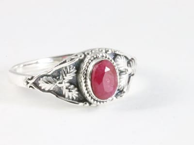 Fijne bewerkte zilveren ring met robijn - maat 16