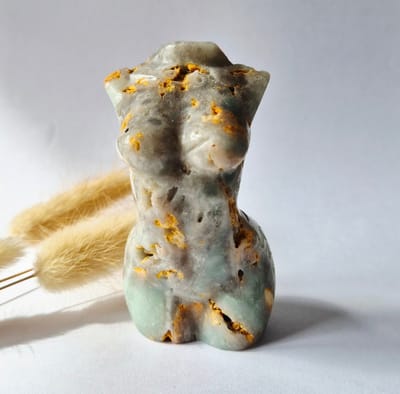 Caribbean Calciet vrouwenbeeldje 8 cm (#20) – handgeslepen edelsteen goddess carving