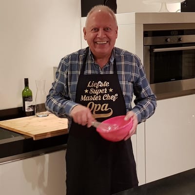 Keukenschort zwart met grappige tekst bedrukt cadeau vaderdag| katoenen Barbecueschort Keuken BBQ Schort Kookschort Kokschort liefste master chef opa mama papa opa oma vrouwen dames mannen heren anders dan tekstbord