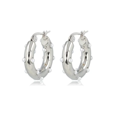 My Bendel - Elegante Zilverkleurige Oorring met Stralende Witte Parels - met Luxe Cadeauverpakking | Sieraden Voor Dames