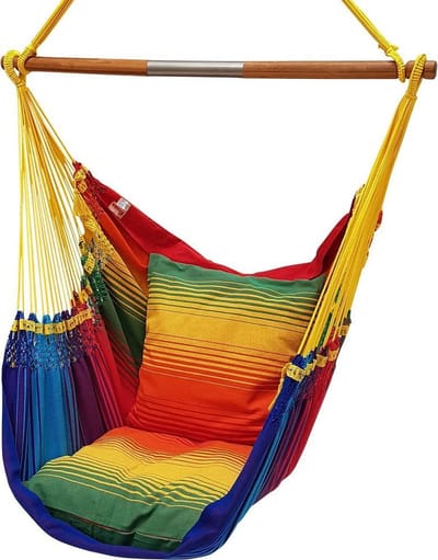 Hangstoel Rainbow #2 macramé finish met 2 heerlijke kussens en spreider bestaande uit 2 delen geperst bamboe met daartussen een rvs buisje.