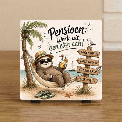 Wenstegeltje “Pensioen: werk uit, genieten aan” – Cadeau tegeltje – Trendy nu – Pensioen – Collega – Familie – Vriend(in) – Zomaar – Cadeau – Trendy - Incl standaard - Cadeau idee