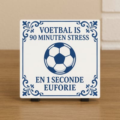 Wenstegeltje "Voetbal is 90 minuten stress en 1 seconden euforie"– Origineel cadeau – Stijlvolle Woondecoratie met grappige boodschap – Trendy nu– Hip trendy tegeltje – Cadeau – Zomaar – Decoratief Tegeltje met Standaard – Cadeau Idee
