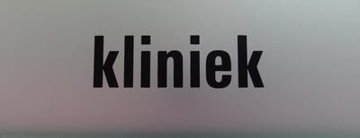 Aluminium deurbordje tekst: kliniek | 5 jaar garantie | Zelfklevend | 130x50x0,5 mm
