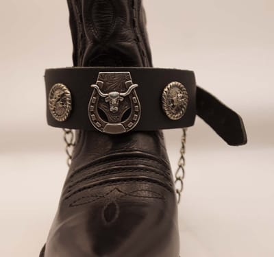 Leren zwarte laars riempjes stierenschedel in hoefijzer met 2 concho's rodeo - riemen voor country laarzen - laarzen vernieuwen met riempjes - western boots riempjes - laarsriempje - riem voor laarzen - accessoires voor laarzen