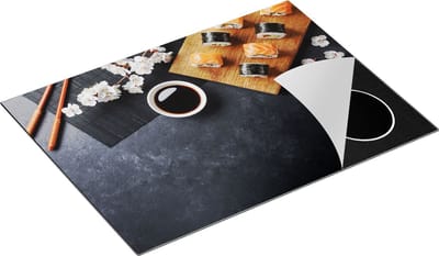 Chefcare Inductie Beschermer Sushi met Soja Saus op een Zwarte Marmeren Plaat - 70x50 cm - Afdekplaat Inductie - Kookplaat Beschermer - Inductie Mat