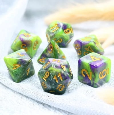 Vera's Arts & Dice | Dobbelstenen Set voor RPGs als Dungeons and Dragons | 7 stuks per set | Mystic Emerald | Parelmoer Paars met Groen en Gouden Cijfers | Met Dice Bag