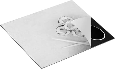 Chefcare Inductie Beschermer Sushi met Stokjes op een Grijze Achtergrond - Zwart Wit - 60x50 cm - Afdekplaat Inductie - Kookplaat Beschermer - Inductie Mat