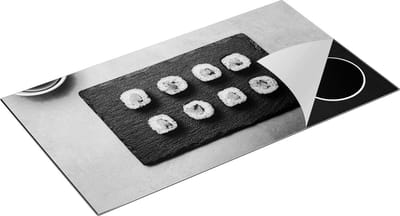 Chefcare Inductie Beschermer Sushi Rolls op een Grijze Achtergrond - Zwart Wit - 95x50 cm - Afdekplaat Inductie - Kookplaat Beschermer - Inductie Mat