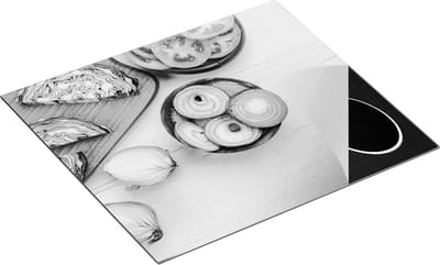Chefcare Inductie Beschermer Gesneden Uien op een Witte Houten Tafel - Zwart Wit - 60x50 cm - Afdekplaat Inductie - Kookplaat Beschermer - Inductie Mat