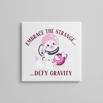 Embrace the Strange Tegel 15×15 cm – Schattige Ruimtekat “Defy Gravity” Keramische Wandtegel – Speels Inspirerend Decor Cadeau