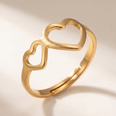 Lundholm Amora Ring Dames Goudkleurig – Premium Stainless Steel Gold PVD Plated – Verstelbare Ring met Dubbel Hartje – One Size – Romantische Ringen Dames Goudkleurig hartjes ring – Scandinavisch Design