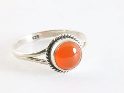 Fijne bewerkte ronde zilveren ring met carneool - maat 19