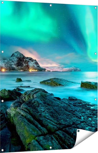 Gards Tuinposter Noorderlicht boven het Water bij Rotsen - 90x120 cm - Tuindoek - Tuindecoratie - Wanddecoratie buiten - Tuinschilderij