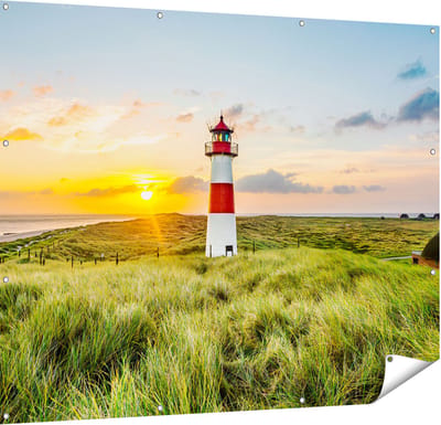 Gards Tuinposter Vuurtoren met Zonsopgang op een Eiland - 150x120 cm - Tuindoek - Tuindecoratie - Wanddecoratie buiten - Tuinschilderij