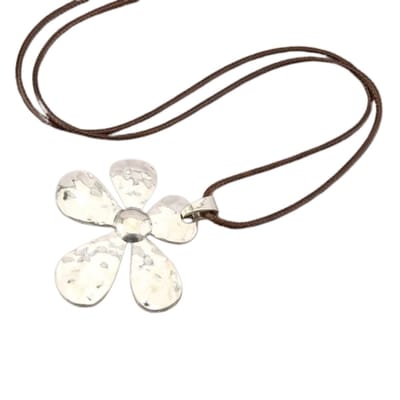 Bruin zilverkleurige koord ketting voor dames met bloemen hanger