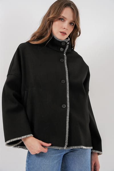 Jas met textuur en kleurrijke stiksels en een halve turtleneck