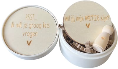 Doosje baby | peg doll | wil jij mijn metie zijn | peter vragen | metie worden | metie vragen | cadeau | doosje met een vragen | peetoom woag