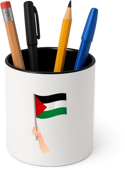 Hacebo® - Palestina vlag met hand Pennenbakje - mensen die liefde willen geven aan Palestina - pennenhouder - degene die van Palestina houden - supporten - oorlog - verjaardagscadeautje - gift - geschenk - kado - Pennenbakje zwart