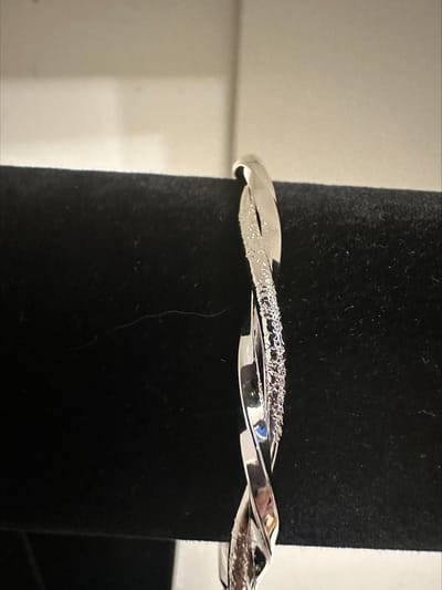 Zilverkleurige gedraaide armband | Make up | Parfum | Moederdag | Verjaardagscadeau| Cadeautje| Valentijnsdag| Kado | sieraden | vaderdag | oorbellen | oorsieraden