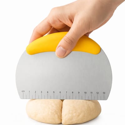 Deegschraper / Deegsnijder / Deegsteker – RVS Lemmet met Antislip Handgreep – Taartschraper & Pizzasnijder – 16×12 cm – Kleur Assorti – Vaatwasmachinebestendig