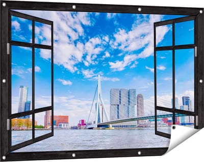 Gards Tuinposter Doorkijk Erasmusbrug aan het Water in Rotterdam - 120x80 cm - Tuindoek - Tuindecoratie - Wanddecoratie buiten - Tuinschilderij