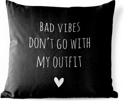 Buitenkussen Weerbestendig - Engelse quote "Bad vibes don't go with my outfit" met een hartje tegen een zwarte achtergrond - 50x50 cm