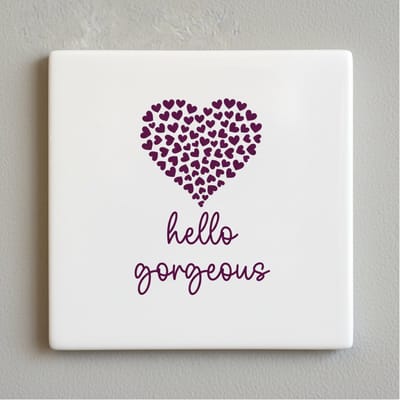 Positieve Liefde Quote Decoratieve Keramische Tegel 15x15 cm – “Hello Gorgeous” Hart Wanddecoratie voor Stijlvol Interieur