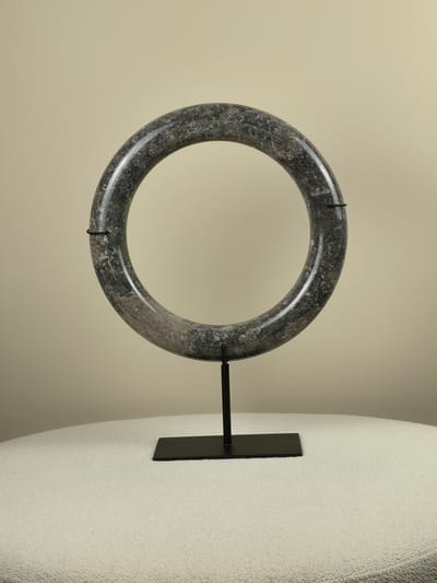 Blitzdeco - Marmeren Donut - Melle - Massief Zwart - Vrijstaand op Standaard - Uniek - 35cm