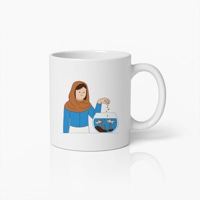 Vrouw die Vissen Voert Mok – Schattige en Rustige Illustratie Keramische Koffiebeker voor Dierenliefhebbers