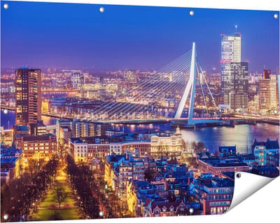 Gards Tuinposter Rotterdamse Skyline met de Erasmusbrug - 120x80 cm - Tuindoek - Tuindecoratie - Wanddecoratie buiten - Tuinschilderij