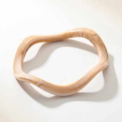 Lundholm Nienke Armband Dames Beige Moderne Bangle Armband – Hars Armband – Moderne Statement Armband – One Size – Scandinavisch Design