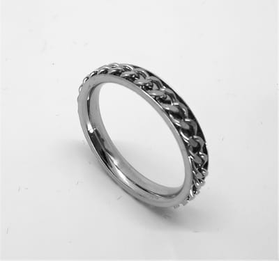 Ring - Stoer - smalle - rvs - maat 22 - los schakel ketting in midden die je mee kan draaien ( ook wel stress ring genoemd). deze ring is zowel geschikt voor dame of heer en prachtig als duim ring.