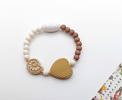 Jeannette-Creatief® - Beach - Armband Acrylkralen Kaki Hartje & Ammoniet Schelp - Armband - Schelpenarmband - Armband met Hartje - Strandsieraden - Zomerse Armband - Asymmetrische Armband