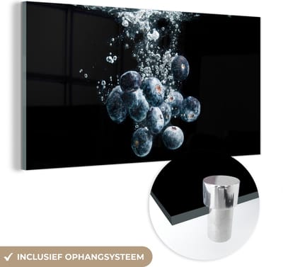 MuchoWow® Glasschilderij 120x60 cm - Schilderij acrylglas - Blauwe bessen - Fruit - bes - Stilleven - Water - Zwart - Foto op glas - Schilderijen