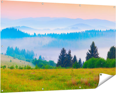 Gards Tuinposter Mistige Heuvel Landschap met Bossen - 150x100 cm - Tuindoek - Tuindecoratie - Wanddecoratie buiten - Tuinschilderij