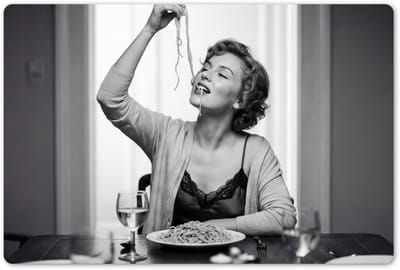 Placemats 45x30 cm - Placemat kunststof - 1 stuk - Vrouw - Spaghetti - Zwart - Wit - Borden onderleggers - Decoratie voor op tafel - Keuken tafeldecoratie accessoires - Vinyl onderlegger - Tafelversiering