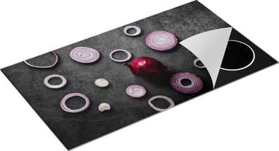 Chefcare Inductie Beschermer Gesneden Uien op een Zwarte Achtergrond - 95x50 cm - Afdekplaat Inductie - Kookplaat Beschermer - Inductie Mat